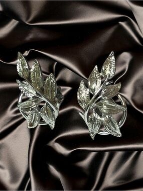 Vintage Coro Silver Tone Leaf Cluster Clip-On Earrings 1 3/8”
